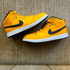 Air Jordan 1 Retro mid “University Gold” 2Y